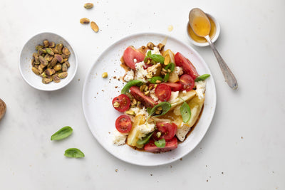 Food-Styling : Salade de tomates et mozzarella au miel et aux pistaches