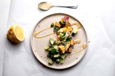 Recette : Salade de nectarines et de concombres avec vinaigrette au tahini et au citron