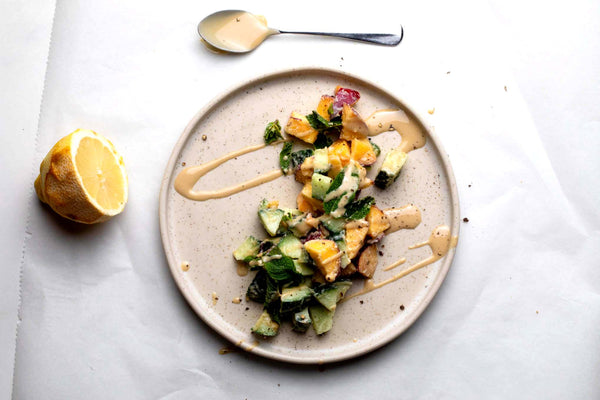 Recette : Salade de nectarines et de concombres avec vinaigrette au tahini et au citron