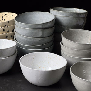 Des bols de plats principaux dans les tons gris-bleu
