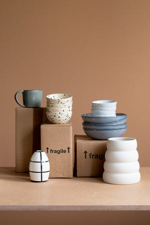Produits en céramique à offrir - pichets, vases, bougies, planches en bois, vaisselle, bougeoirs, bougies parfumées