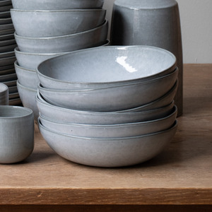 Grandes assiettes à pâtes en grès faites à la main