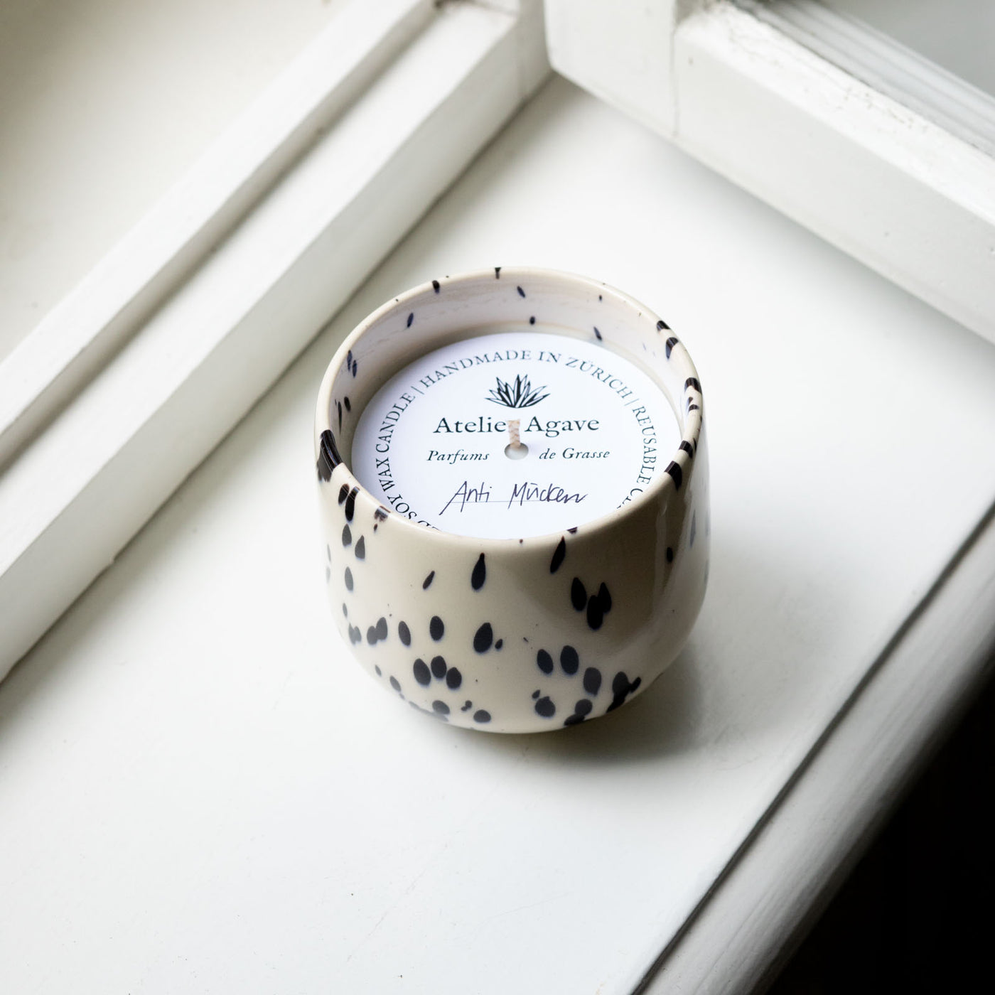 Bougie parfumée Anti-moustiques dans une coupe à latte