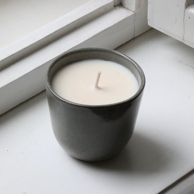 Bougie parfumée dans une coupe Cappuccino