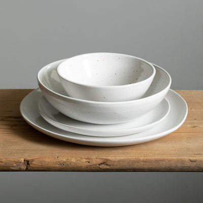 Set de vaisselle complet empilé avec une grande et une petite assiette, une assiette à pâtes et un bol à déjeuner en émail réactif blanc