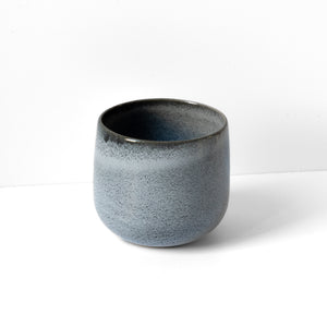Tasse à café Blue Sand Latte en grès de 280 ml sur fond blanc.