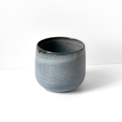 Tasse à café Blue Sand Latte en grès de 280 ml sur fond blanc.
