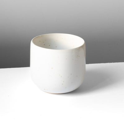 Tasse à café Latte Serra blanche pour latte macchiato sur table blanche.