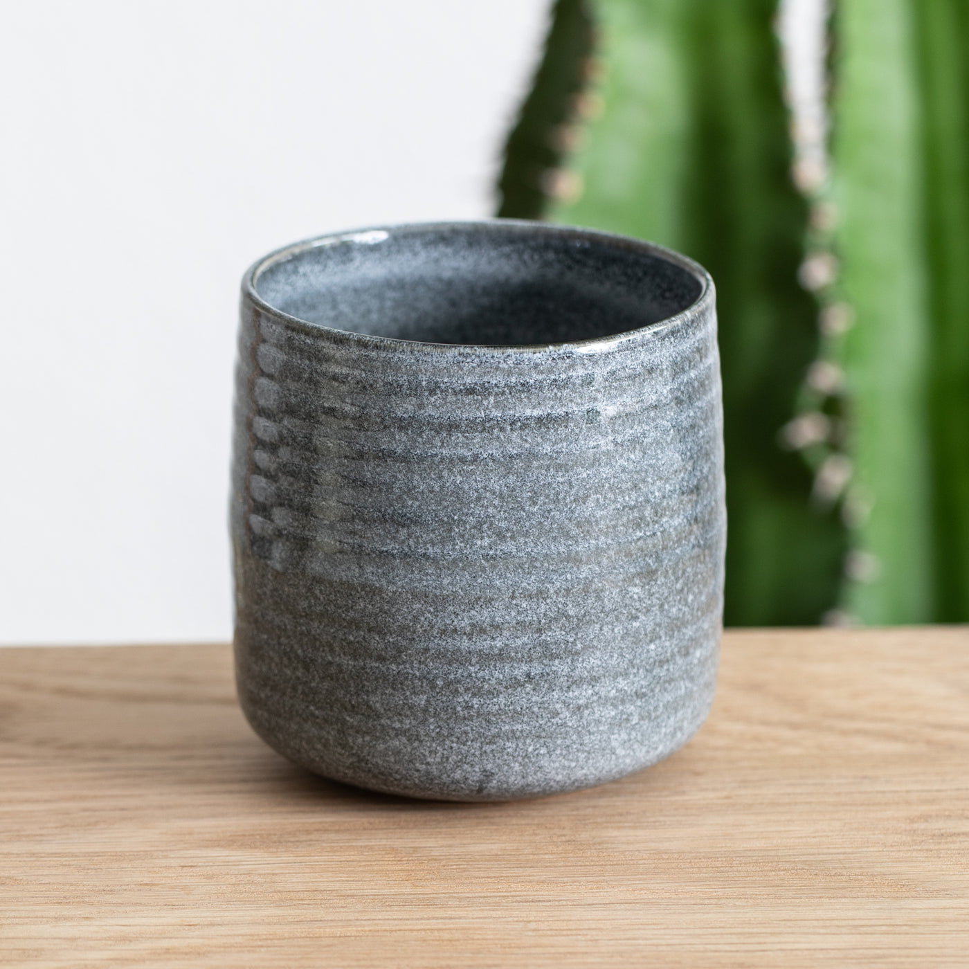 Tasse à thé et café avec structure rainurée bleu émail réactif fait à la main au Portugal