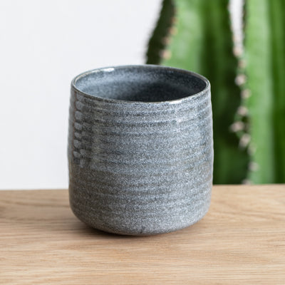 Tasse à thé et café avec structure rainurée bleu émail réactif fait à la main au Portugal