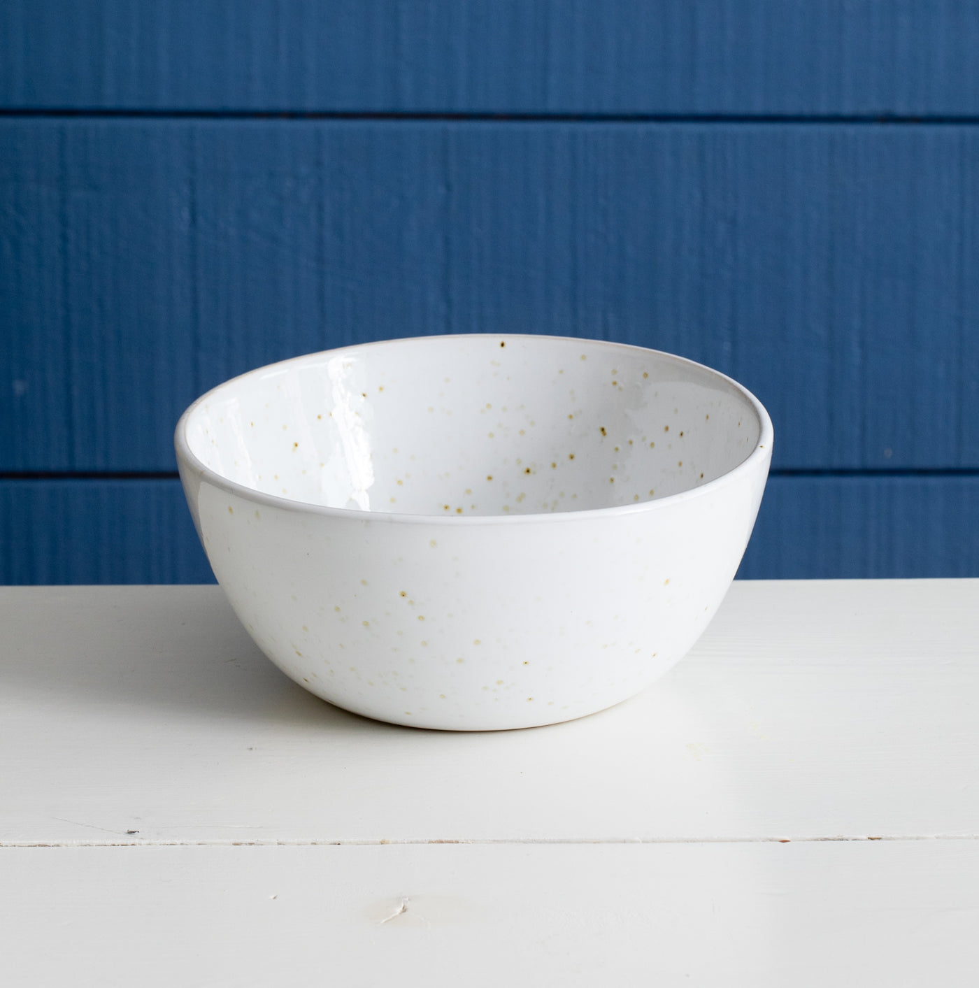 Bowl de plat principal pour poke ou curry dans un glaçage blanc avec des spots de mouchetures dorées
