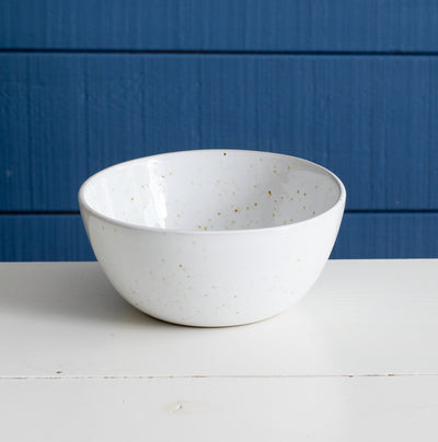 Bowl de plat principal pour poke ou curry dans un glaçage blanc avec des spots de mouchetures dorées