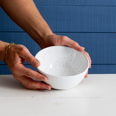 Bowl de plat principal pour poke ou curry dans un glaçage blanc avec des spots de mouchetures dorées