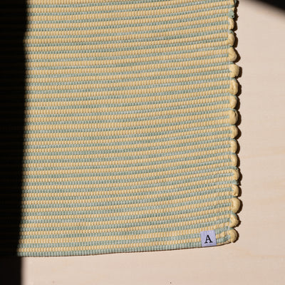 Close-up dans la lumière du soleil tapis de bain rayé en jaune et vert menthe