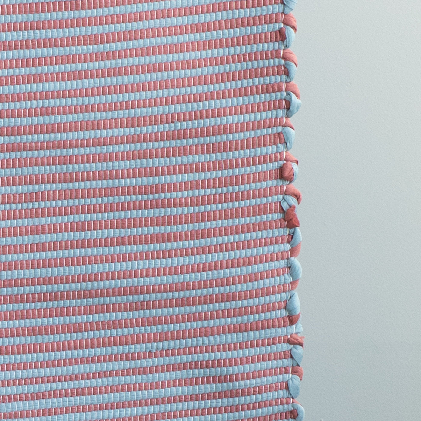 Close-up d'un petit tapis bicolore à rayures rouges et bleues