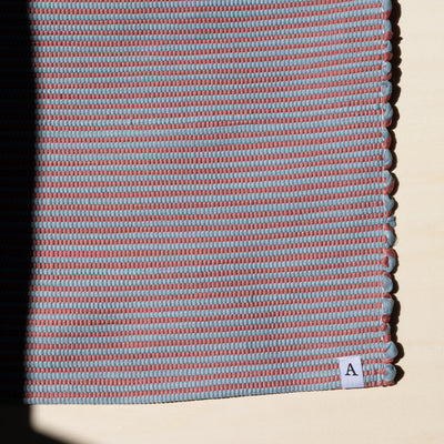 Close-up dans la lumière du soleil petit tapis 60x90cm rayé en rouge et bleu fait à la main au Portugal