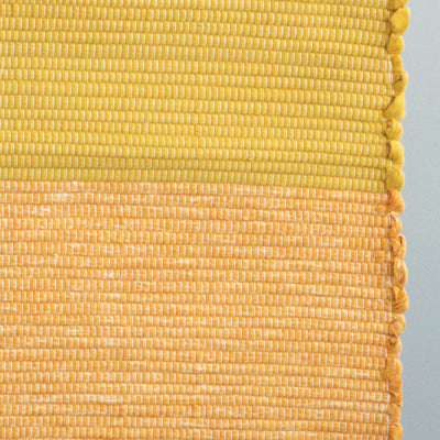 Close-up du tapis de 60x90cm en chutes de coton orange et jaune