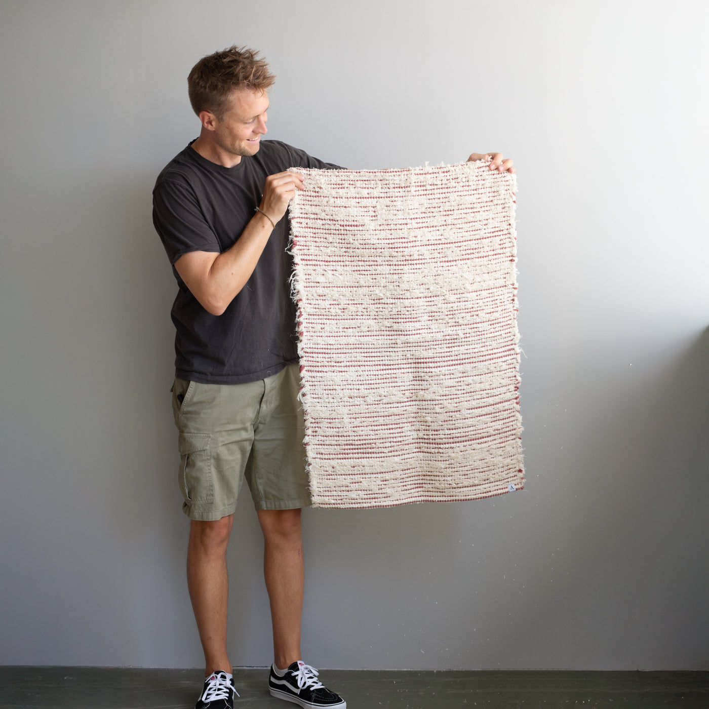 Tapis en éponge tissé à la main en blanc et pêche rayé en tissu de coton recyclé tissé à la main au Portugal