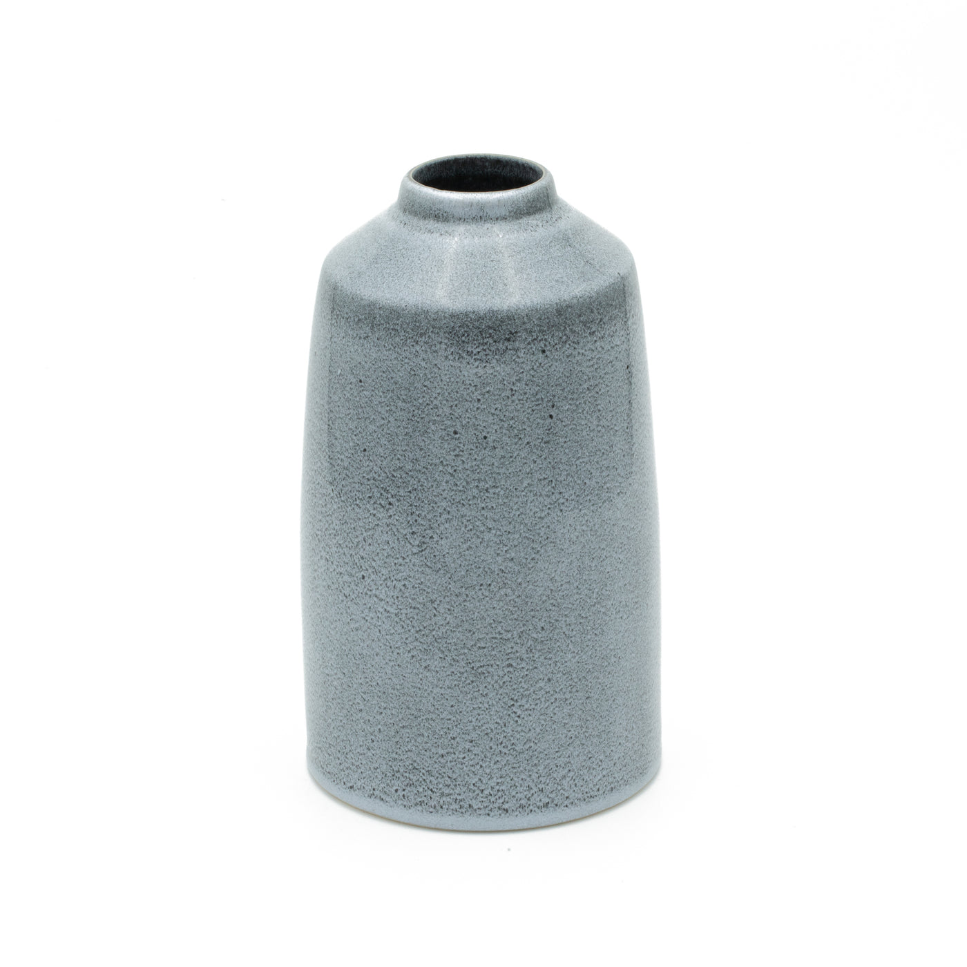 Vase bleu simple qui rétrécit vers le haut et offre une ouverture stable pour les bouquets de fleurs.