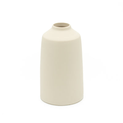 Vase Bottle avec petite ouverture en beige détaché sur fond blanc