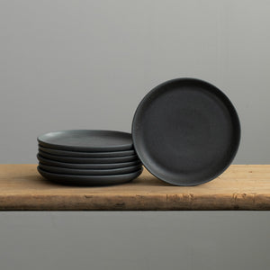 Petite assiette à pain empilée en émail noir mat parfaite comme petite assiette à hors-d'œuvre ou assiette à pain