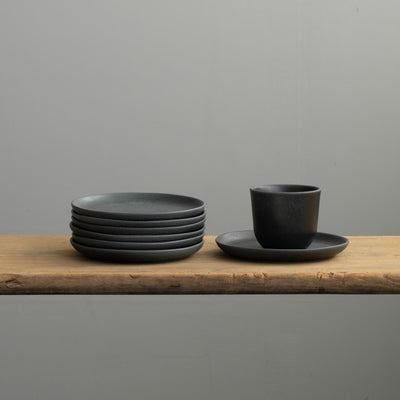 L'assiette à pain noire mate est idéale comme soucoupe pour les tasses à café.