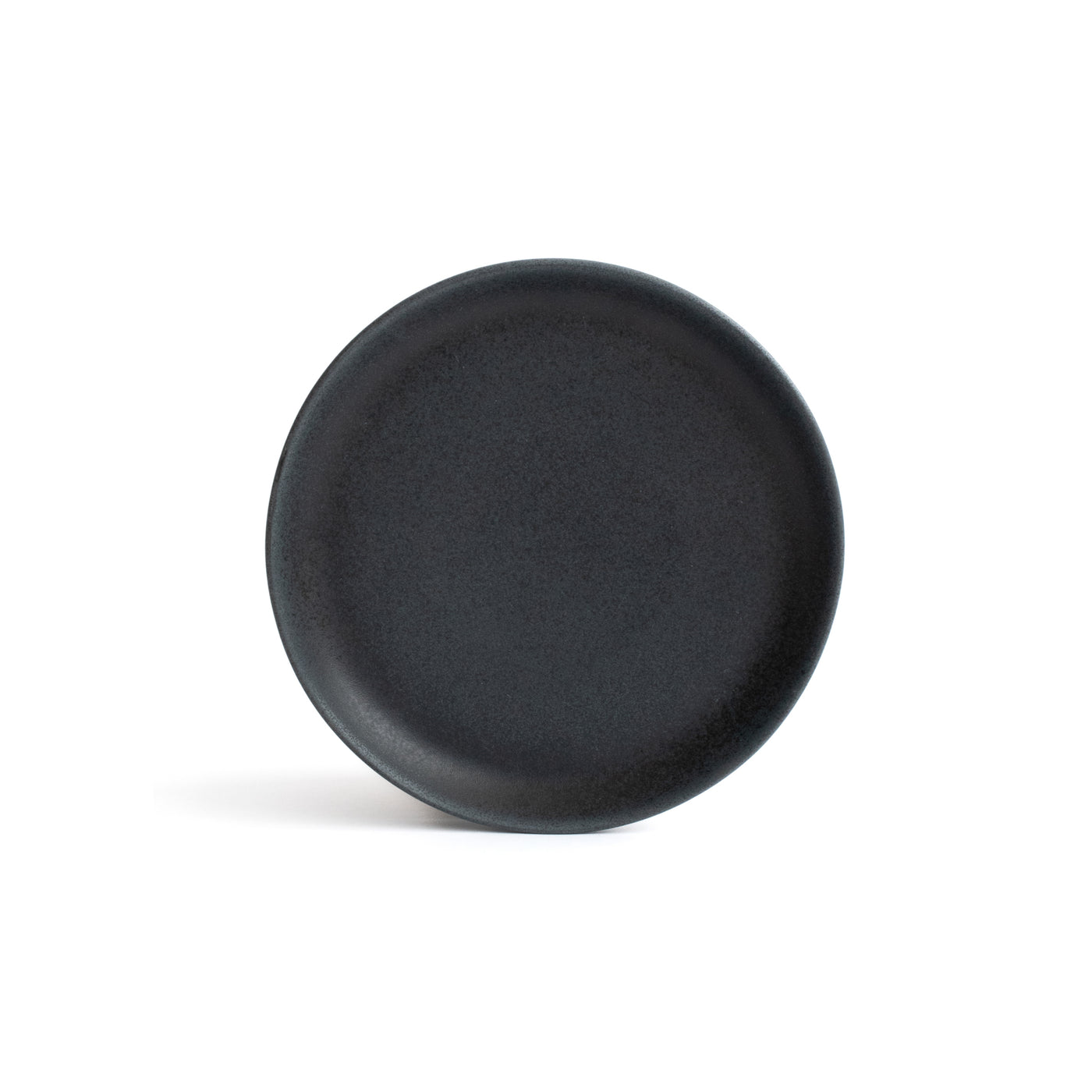 Assiette à tapas noire mate d'un diamètre de 15.5cm, parfaite pour les petites entrées