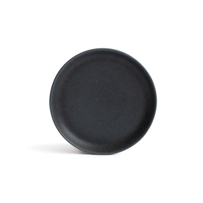 Assiette à tapas noire mate d'un diamètre de 15.5cm, parfaite pour les petites entrées