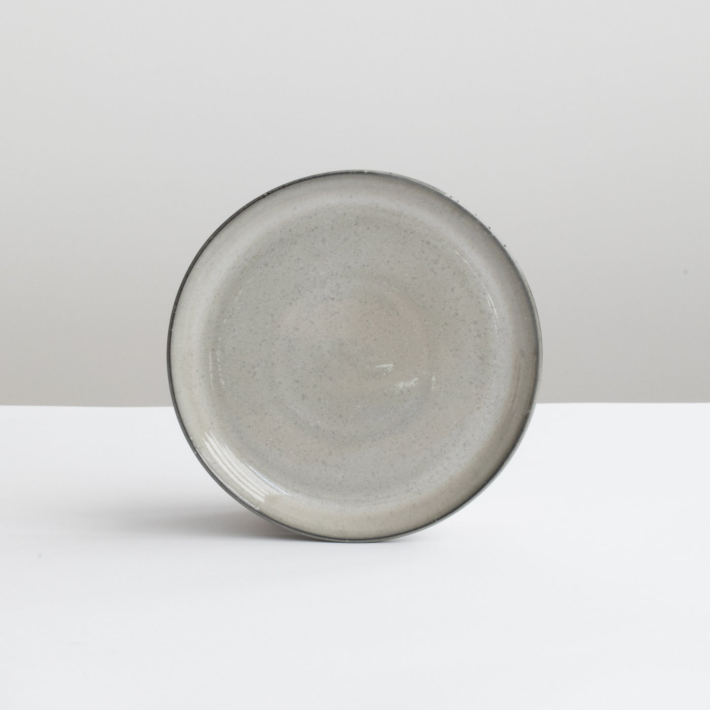 Assiette à tapas gris clair en pierre étirée avec émail réactif et bord gris foncé