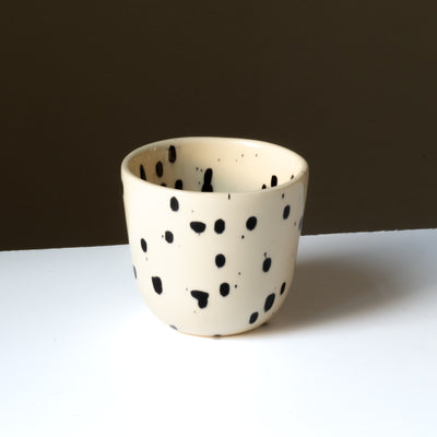 Tasse à cappuccino en couleur crème avec éclaboussures de peinture noire