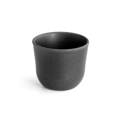Tasse à cappuccino noire mate détachée sur fond blanc