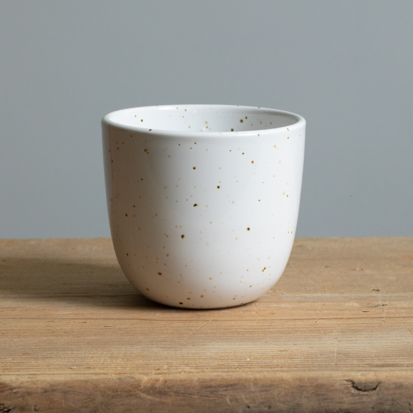 Tasse à café en grès blanc avec de fins points dorés