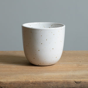Tasse à café en grès blanc avec de fins points dorés