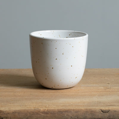 Tasse à café en grès blanc avec de fins points dorés