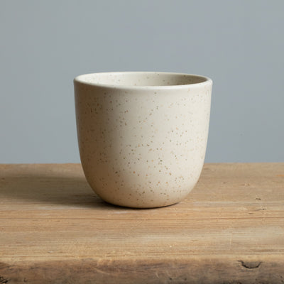 Tasse à cappuccino beige mat sur une table en bois