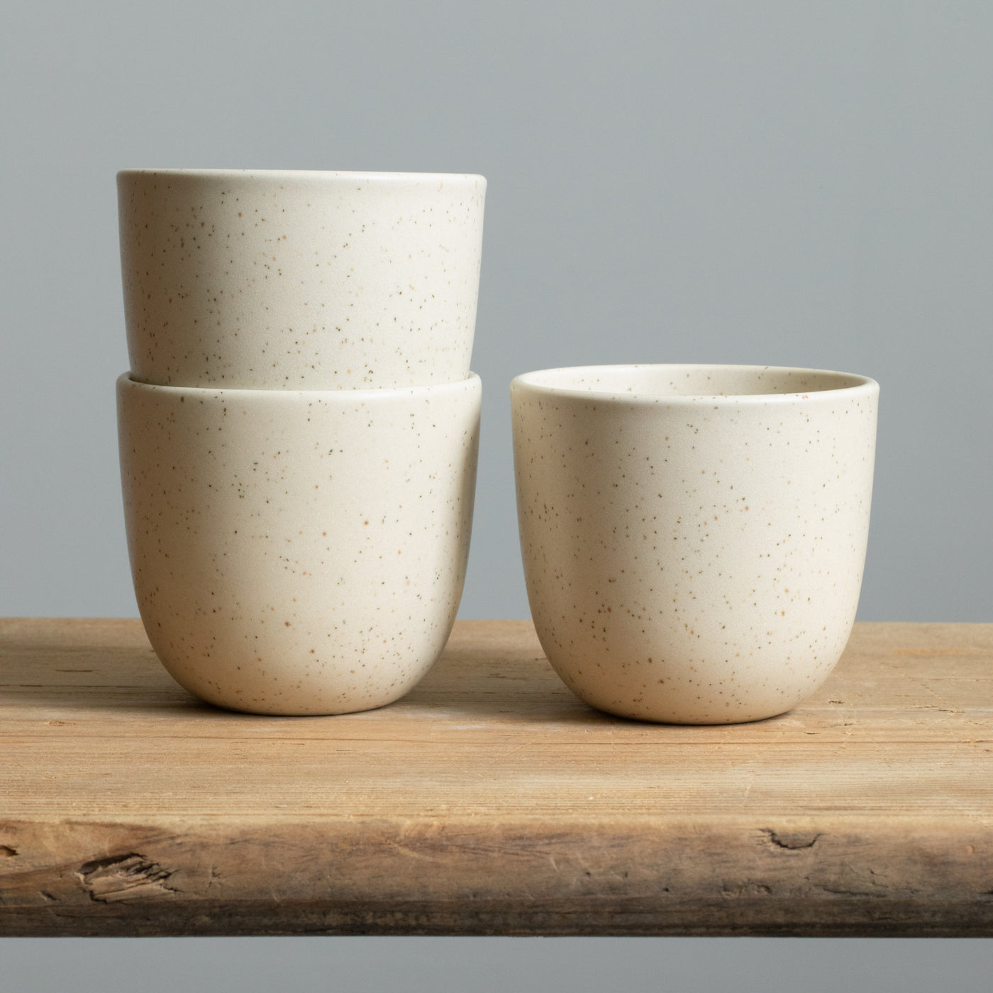 Tasses à cappuccino beige mat sur une table en bois