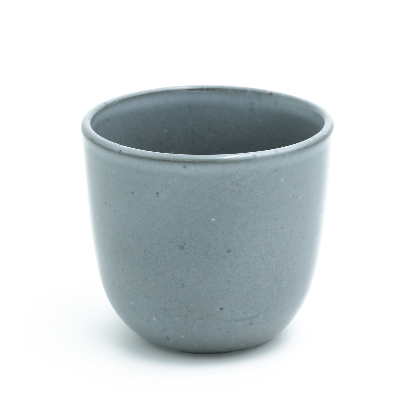 Tasse à café gris foncé sans anse sur fond blanc dégagé