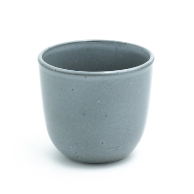 Tasse à café gris foncé sans anse sur fond blanc dégagé