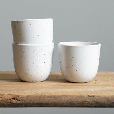 Deux tasses à cappuccino empilées de couleur blanche brillante avec des éclaboussures fines dorées