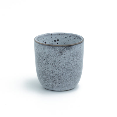 Tasse à expresso bleue sans anse sur fond blanc dégagé