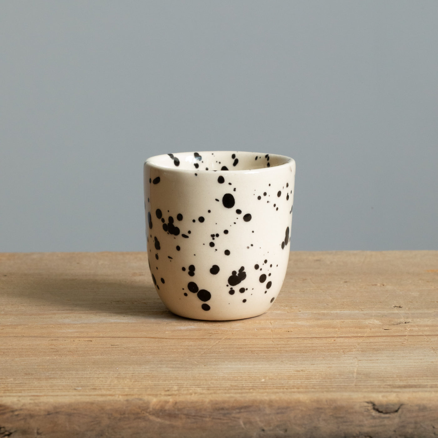 Tasse à espresso en grès conserve la chaleur avec un émail crème à pois noirs