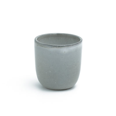 Tasse à espresso gris foncé sans anse sur fond blanc dégagé