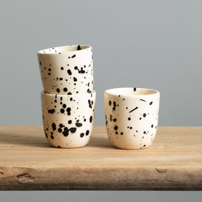 Tasses à espresso empilées à pois noirs en beige