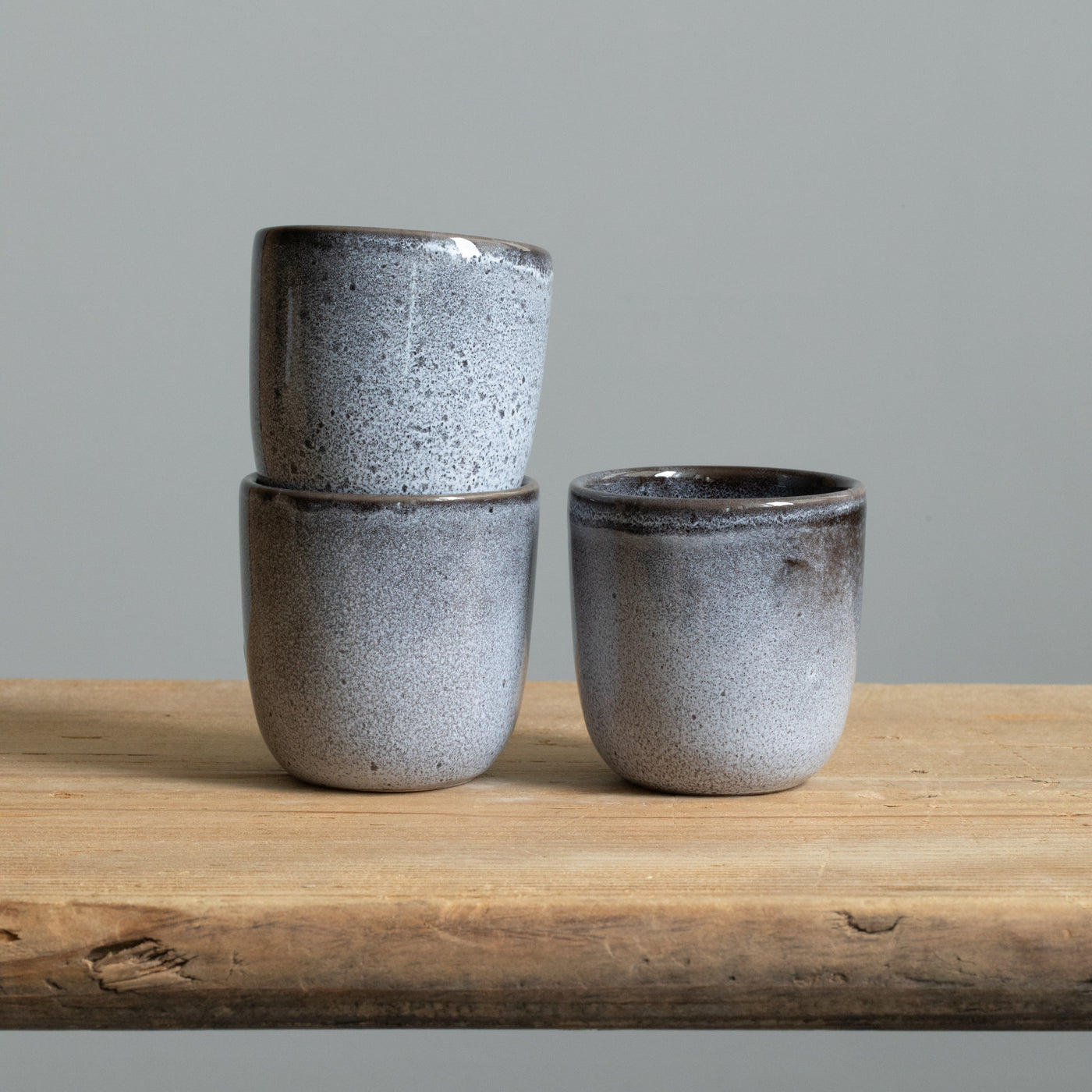 Trois tasses à espresso bleu chiné avec glaçure réactive