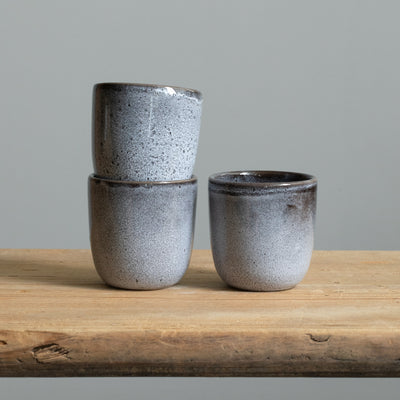 Trois tasses à espresso bleu chiné avec glaçure réactive