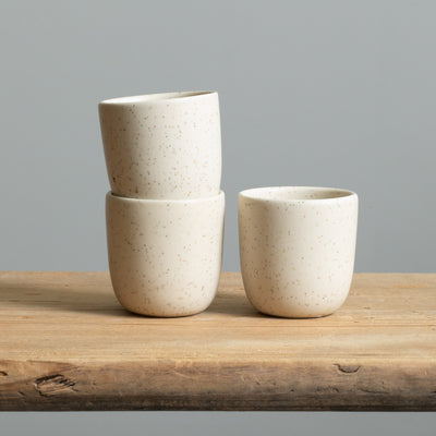 Tasse à espresso beige avec glaçure mate en grès robuste