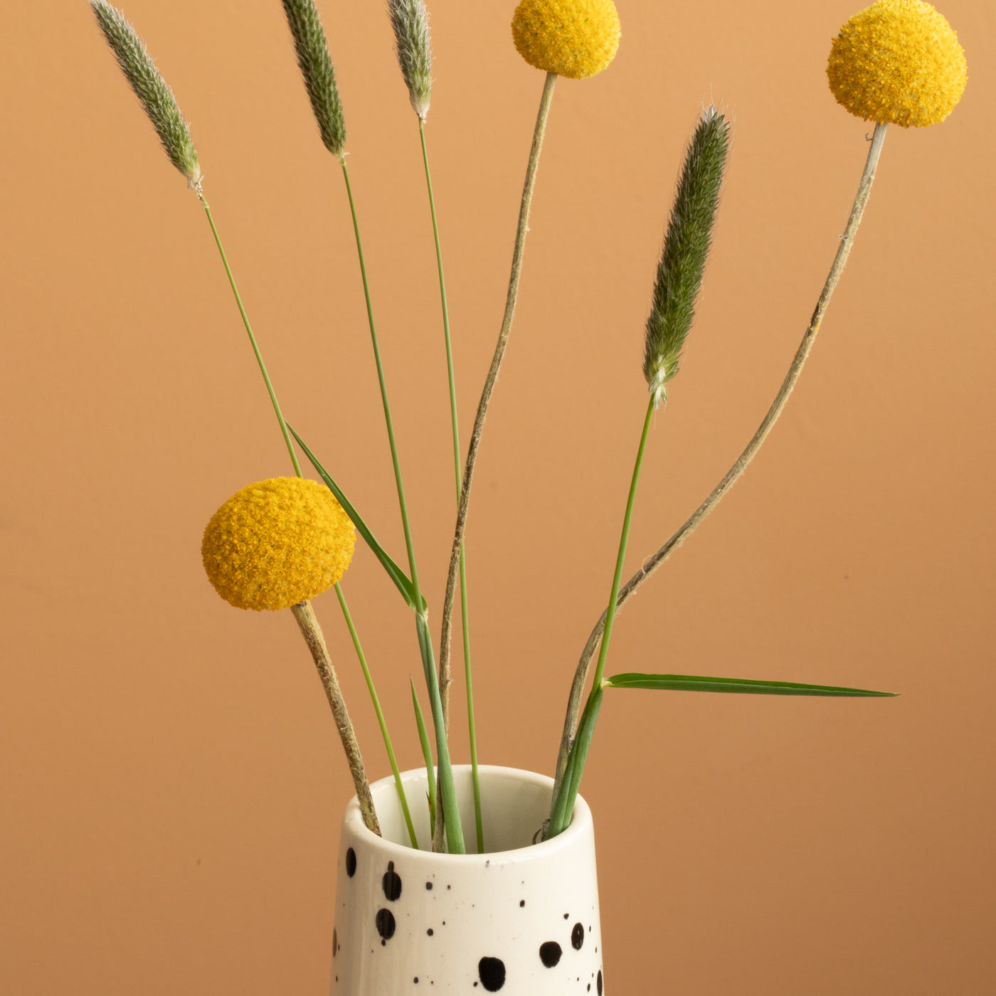 Détail de l'ouverture d'un grand vase de cheminée étroit avec des points de couleur noire 