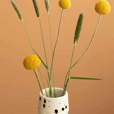 Détail de l'ouverture d'un grand vase de cheminée étroit avec des points de couleur noire 