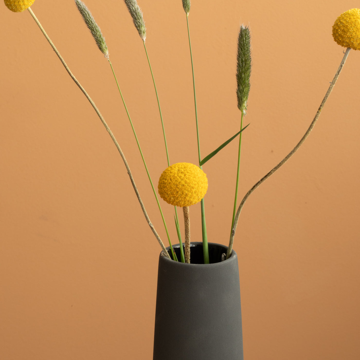 Grand vase haut et étroit parfait pour les fleurs fines en noir mat Détail de l'ouverture