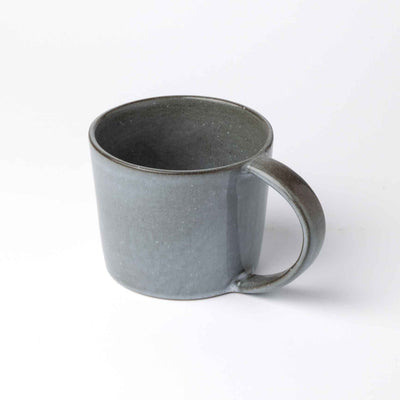 Tasse à thé gris-bleu avec une anse ressemble à la mer agitée